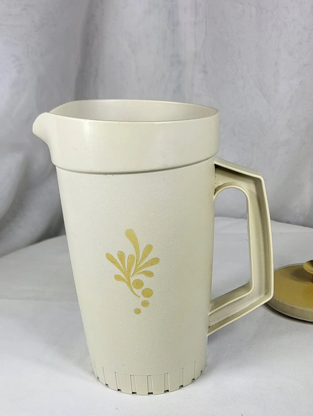 Tupperware #874-14 Almond Harvest Gold 1.5qt Pitcher With Push Button Lid